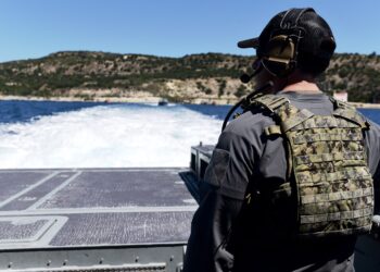 Προσαγωγή ατόμου για κατασκοπεία - Φωτογράφιζε πλοία στη βάση της Σούδας