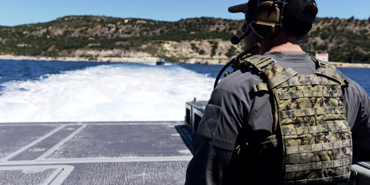 Προσαγωγή ατόμου για κατασκοπεία - Φωτογράφιζε πλοία στη βάση της Σούδας