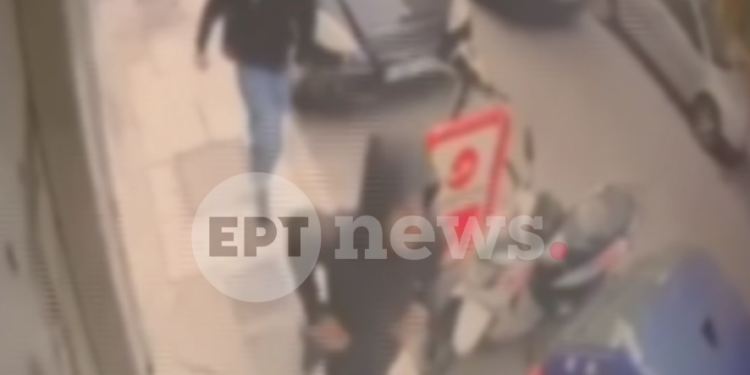 Βίντεο ντοκουμέντο του ΕΡΤnews από τη στιγμή που δράστες τρέχουν να διαφύγουν μετά το μαχαίρωμα 17χρονου στον Άγιο Παντελεήμονα