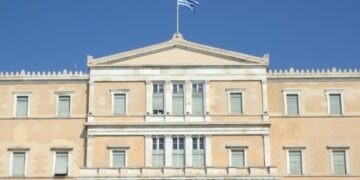 Βουλή: Κύρωση των συμβάσεων με Chevron και Helleniq για υδρογονάνθρακες σε Πελοπόννησο και Κρήτη (live)