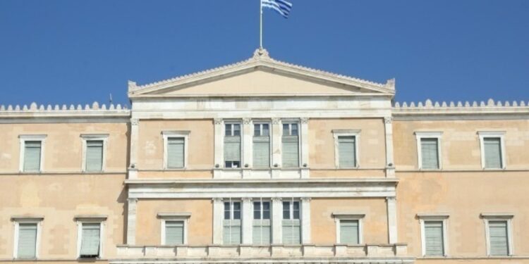 Βουλή: Κύρωση των συμβάσεων με Chevron και Helleniq για υδρογονάνθρακες σε Πελοπόννησο και Κρήτη (live)