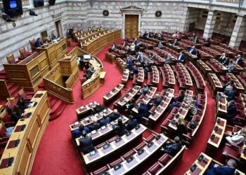 Σφοδρή κριτική από την αντιπολίτευση στις ανακοινώσεις της κυβέρνησης για τον κατώτατο μισθό
