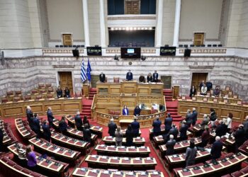 Βουλή: Έντονη αντιπαράθεση ΝΔ-ΠΑΣΟΚ για την ημερομηνία διεξαγωγής της συζήτησης για το Κράτος Δικαίου