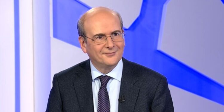 Κ. Χατζηδάκης: Οι μειώσεις στα καύσιμα θα περάσουν απευθείας στην τσέπη του καταναλωτή