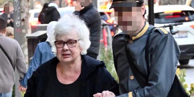 Η Ξένια Καλογεροπούλου έκανε μία σπάνια δημόσια έξοδο στο κέντρο της Αθήνας