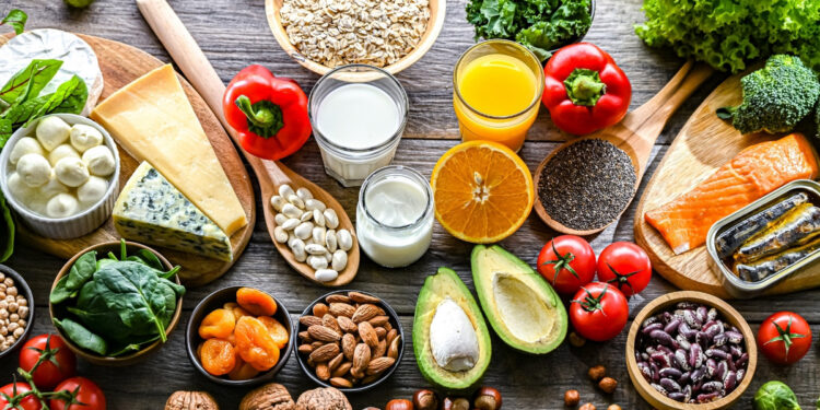 Φάτε καλά, ζήστε περισσότερο: Έρευνα αποκαλύπτει πώς 5 διατροφικά πλάνα συνδέονται με τη μακροζωία