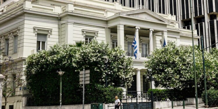 Τηλεδιάσκεψη Γεραπετρίτη με τους επικεφαλής των Πρεσβειών και Προξενείων σε Ιράν και Μ. Ανατολή για την ασφαλή επιστροφή Ελλήνων