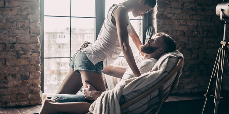 Πόσο συχνά «πρέπει» να κάνουν σεξ τα ζευγάρια; – Το δεδομένο που καταρρίπτει το μύθο