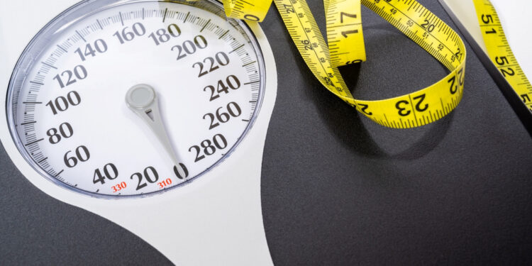 Είναι ρεαλιστική ή ακόμα και ασφαλής η απώλεια 5 κιλών σε ένα μήνα; Απαντούν ένας γιατρός και ένας γυμναστής