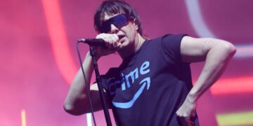 Coachella 2026: Οι Strokes μετέτρεψαν τη σκηνή σε πολιτική διαμαρτυρία για τις αμερικανικές παρεμβάσεις
