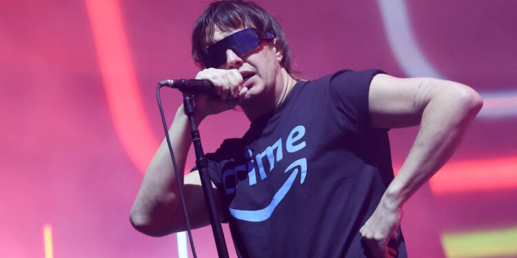 Coachella 2026: Οι Strokes μετέτρεψαν τη σκηνή σε πολιτική διαμαρτυρία για τις αμερικανικές παρεμβάσεις