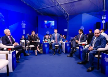 Συνεργάτες Τραμπ στο Οικονομικό Φόρουμ των Δελφών: Κοντά σε συμφωνία με το Ιράν – «Το MAGA παραμένει ισχυρό»