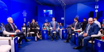 Συνεργάτες Τραμπ στο Οικονομικό Φόρουμ των Δελφών: Κοντά σε συμφωνία με το Ιράν – «Το MAGA παραμένει ισχυρό»