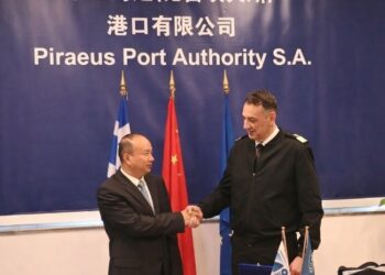 Δωρεά επτά φορητών απινιδωτών προς το Λιμενικό Σώμα έκανε ο Οργανισμός Λιμένος Πειραιώς