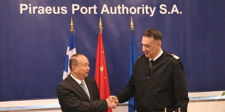 Δωρεά επτά φορητών απινιδωτών προς το Λιμενικό Σώμα έκανε ο Οργανισμός Λιμένος Πειραιώς