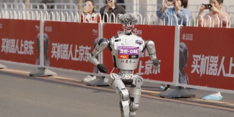 Πεκίνο: Όταν ο ημιμαραθώνιος γίνεται πίστα δοκιμών για ανθρωποειδή ρομπότ