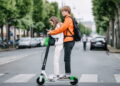 Χάος και ανησυχία με τα ηλεκτρικά πατίνια και τους ανήλικους στους δρόμους