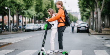 Χάος και ανησυχία με τα ηλεκτρικά πατίνια και τους ανήλικους στους δρόμους