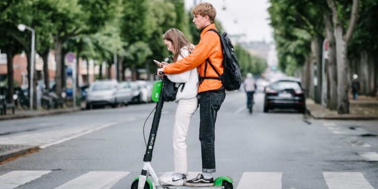 Χάος και ανησυχία με τα ηλεκτρικά πατίνια και τους ανήλικους στους δρόμους