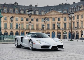 Η σούπερ σπάνια ασημένια Ferrari Enzo, σε τιμή χρυσού