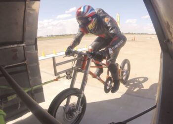 Απόπειρα για ρεκόρ ταχύτητας με ποδήλατο κατέληξε σε σοβαρό ατύχημα