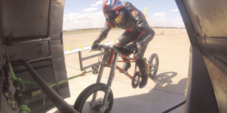 Απόπειρα για ρεκόρ ταχύτητας με ποδήλατο κατέληξε σε σοβαρό ατύχημα