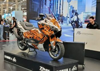 Το σχεδιασμένο από tattoo artist Yamaha TMAX 560 στην Έκθεση Μοτοσικλέτας 2026
