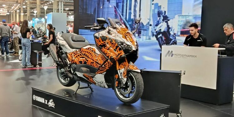 Το σχεδιασμένο από tattoo artist Yamaha TMAX 560 στην Έκθεση Μοτοσικλέτας 2026