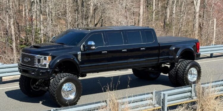 Αυτό το ακραίο Ford F-450 χρειάζεται ενάμιση μισθό για να γεμίσει!