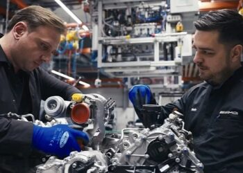 Mercedes-AMG: Συναρμολογήστε τον κινητήρα του αυτοκινήτου σας!
