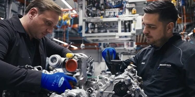 Mercedes-AMG: Συναρμολογήστε τον κινητήρα του αυτοκινήτου σας!