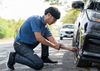 Πήγε να τους βοηθήσει στο λάστιχο και τον λήστεψαν
