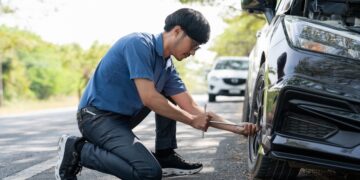 Πήγε να τους βοηθήσει στο λάστιχο και τον λήστεψαν