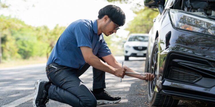 Πήγε να τους βοηθήσει στο λάστιχο και τον λήστεψαν