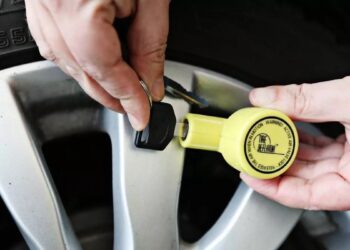 Αστυνομία: Ξεφουσκώνουν τα λάστιχα μέχρι να πληρώσουν τα χρέη τους