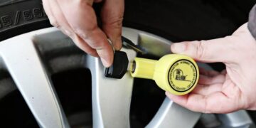 Αστυνομία: Ξεφουσκώνουν τα λάστιχα μέχρι να πληρώσουν τα χρέη τους