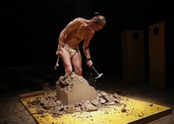 Yann Marussich: Το σώμα ως μνήμη και αντίσταση στην performance AGOKWA στην Αθήνα