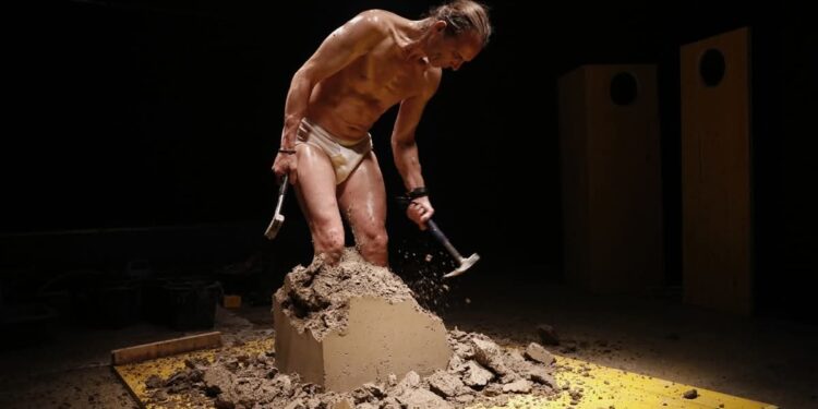 Yann Marussich: Το σώμα ως μνήμη και αντίσταση στην performance AGOKWA στην Αθήνα