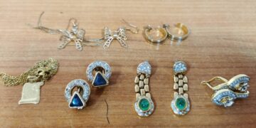 Ληστεία στη Θήβα: Κουκουλοφόροι εισέβαλαν σε σπίτι και άρπαξαν χρήματα και κοσμήματα αξίας άνω των 150.000 ευρώ - ertnews.gr