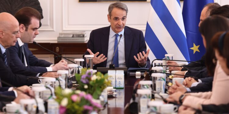 Σύσκεψη στο Μαξίμου για την αγορά λόγω πολέμου στη Μέση Ανατολή - Εβδομαδιαία παρακολούθηση μέχρι να αποκλιμακωθεί η κρίση - ertnews.gr