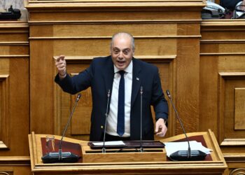 Κ. Βελόπουλος στη Βουλή: Υψηλοί τόνοι για υποκλοπές, κράτος δικαίου και πολιτικές ευθύνες