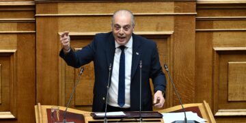 Κ. Βελόπουλος στη Βουλή: Υψηλοί τόνοι για υποκλοπές, κράτος δικαίου και πολιτικές ευθύνες