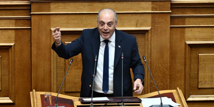 Κ. Βελόπουλος στη Βουλή: Υψηλοί τόνοι για υποκλοπές, κράτος δικαίου και πολιτικές ευθύνες