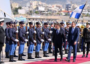 «Αμυντική γέφυρα» Ελλάδας και Γαλλίας στον «Κίμωνα» - Η κοινή επίσκεψη Μητσοτάκη - Μακρόν στη φρεγάτα live