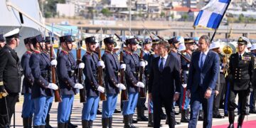 «Αμυντική γέφυρα» Ελλάδας και Γαλλίας στον «Κίμωνα» - Η κοινή επίσκεψη Μητσοτάκη - Μακρόν στη φρεγάτα live