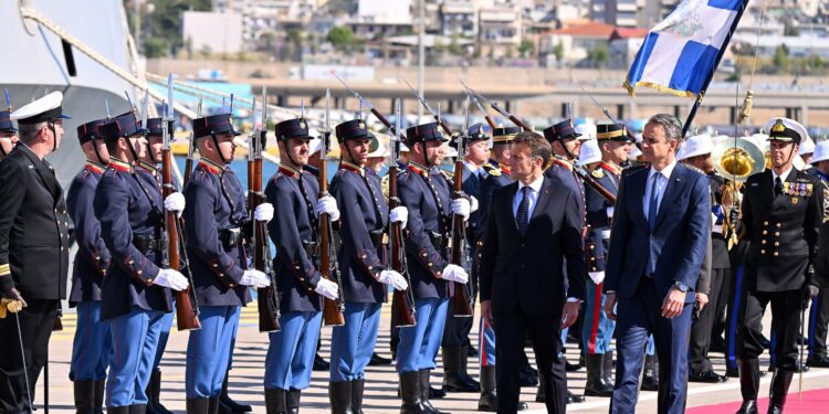 «Αμυντική γέφυρα» Ελλάδας και Γαλλίας στον «Κίμωνα» - Η κοινή επίσκεψη Μητσοτάκη - Μακρόν στη φρεγάτα live