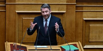 Ανδρουλάκης στη Βουλή: Όνειδος για τη Δημοκρατία η αρχειοθέτηση των υποκλοπών - Επικίνδυνος ο Μητσοτάκης, πρέπει να παραιτηθεί