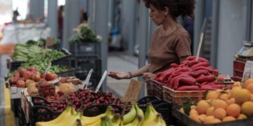 Πώς η κρίση στη Μέση Ανατολή επηρεάζει την καθημερινότητα στην Ελλάδα – Ακρίβεια, ενέργεια και τρόφιμα στο επίκεντρο