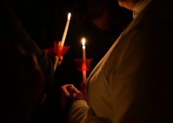 Τι ώρα αναμένεται το Άγιο Φως στην Αθήνα - Το σχέδιο της κυβέρνησης για τη μεταφορά του