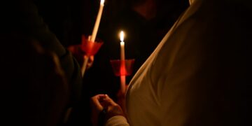 Τι ώρα αναμένεται το Άγιο Φως στην Αθήνα - Το σχέδιο της κυβέρνησης για τη μεταφορά του